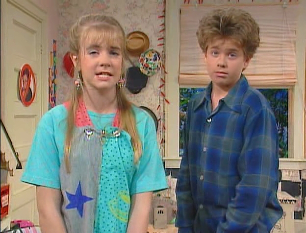 Clarissa And Sam Turning To The Viewer In Mid-dialogue - Malcolm In The 