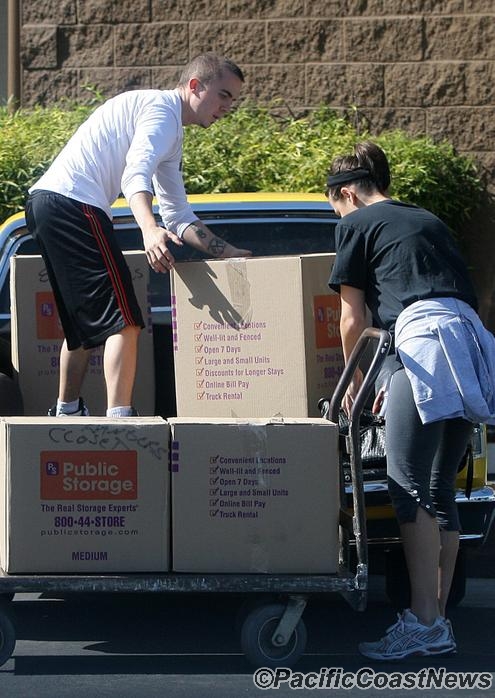 Frankie Muniz and Elycia Marie Moving Boxes