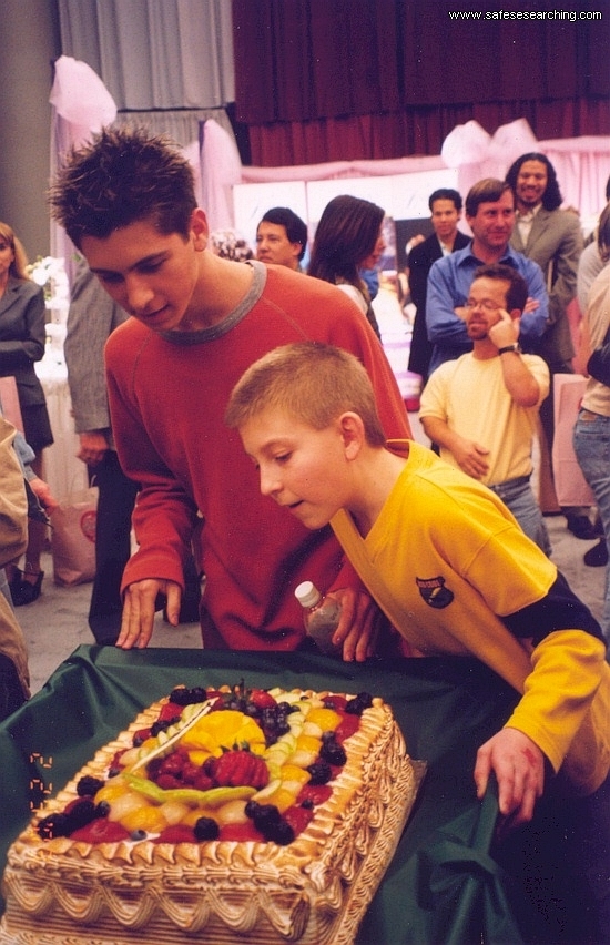 Justin Berfield celebrates his 17th birthday on the 'Baby (1)' (4x20) set