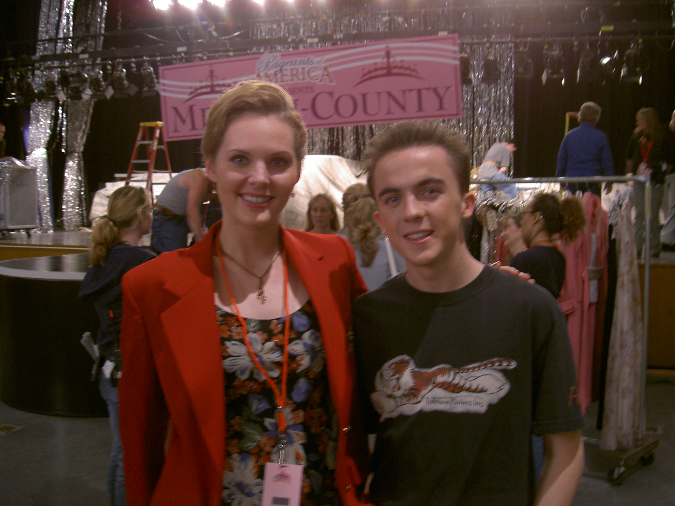 Katherine Norland and Frankie Muniz on the set of 'Mrs. Tri-County' (6x22)